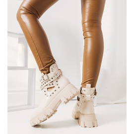 Botas bege com tachas Kinney 2