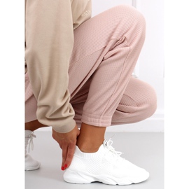 Tênis esportivo com meia branca Fresto branco 2