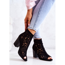 FB1 Botas pretas a céu aberto em um post Brittany preto 2