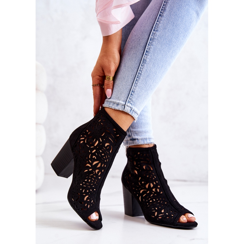 FB1 Botas pretas a céu aberto em um post Brittany preto 2