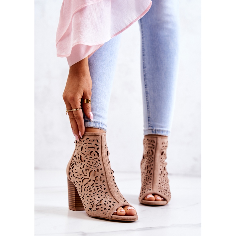 FB1 Botas a céu aberto em um post Bege Brittany 2 FB1 Botas a céu aberto em um post Bege Brittany 2