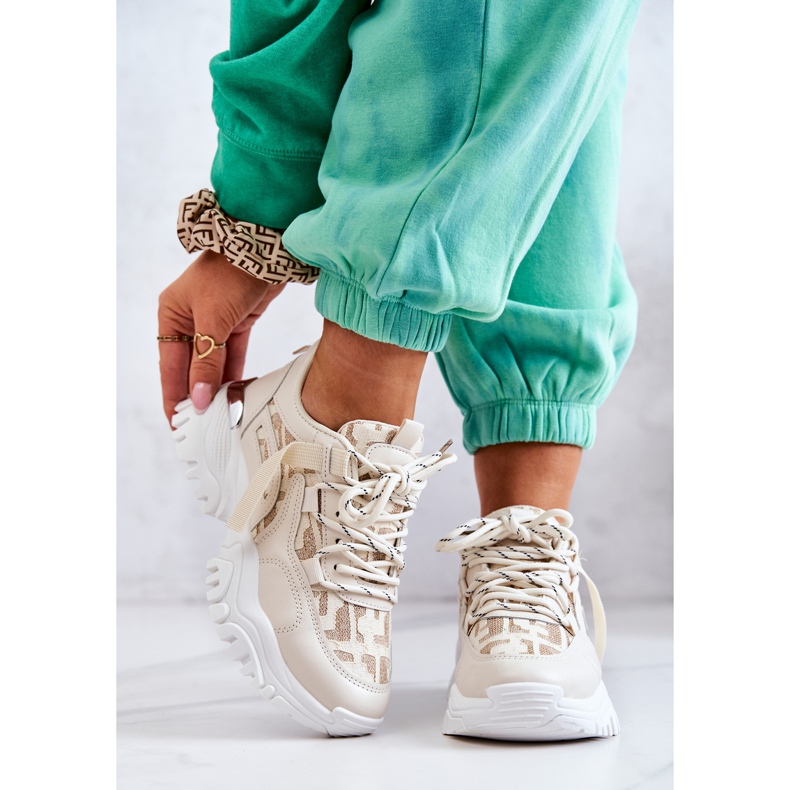 Tênis em uma sola maciça bege seu estilo 2