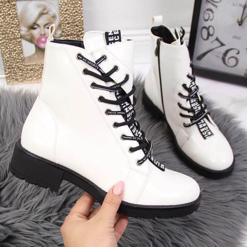 Botas assimétricas Vinceza W JAN32B lacadas a branco 1