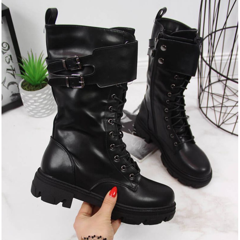 Trabalhadores isolados na plataforma Vinceza W JAN54 preta branco preto 1