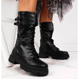 Trabalhadores isolados na plataforma Vinceza W JAN54 preta branco preto 2