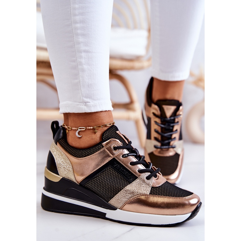 Vinceza Tênis esportivo preto e dourado Sharon 1