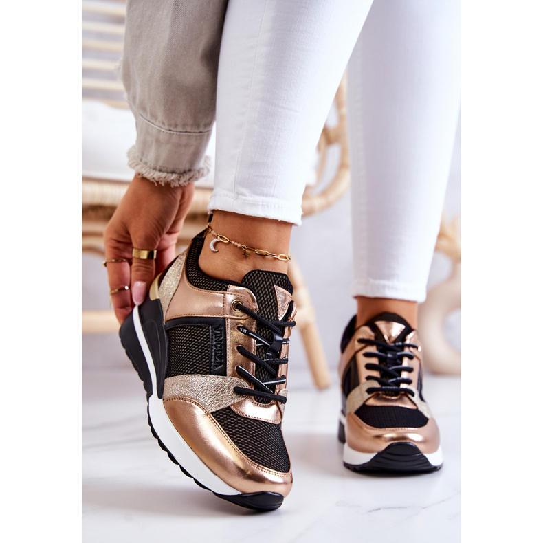 Vinceza Tênis esportivo preto e dourado Sharon 2
