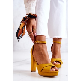 FM1 Sandálias de camurça em um poste amarelo 2