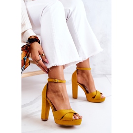 FM1 Sandálias de camurça em um poste amarelo 1