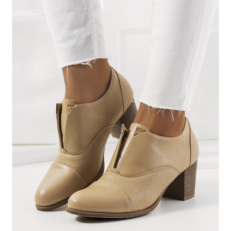 Botins bege no poste dos sapatos Silentleaf 1 Botins bege no poste dos sapatos Silentleaf 1