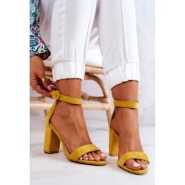 FB2 Sandálias de camurça Hattie amarela em um bar amarelo 1