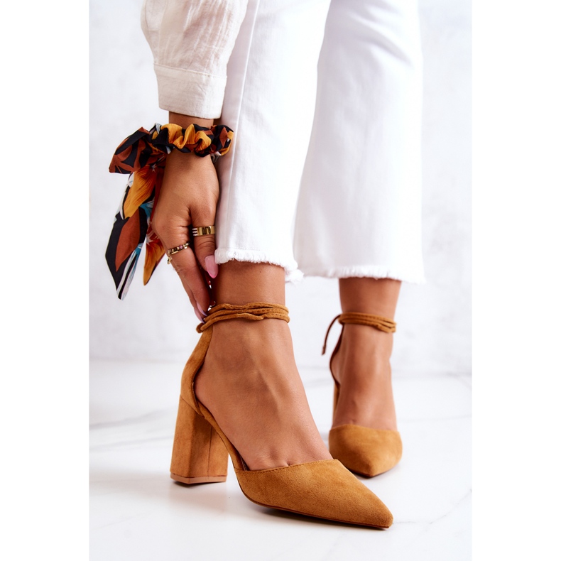 FB2 Bombas em uma barra amarrada em alface de camelo castanho amarelo 1