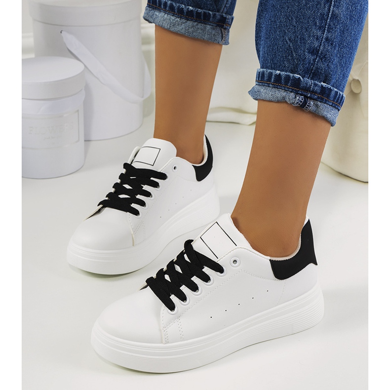 Tênis preto e branco na plataforma Justar 1