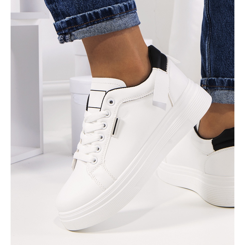 Tênis branco na plataforma Perales 1