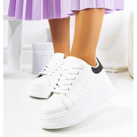 Tênis branco em uma plataforma alta Lelica 1