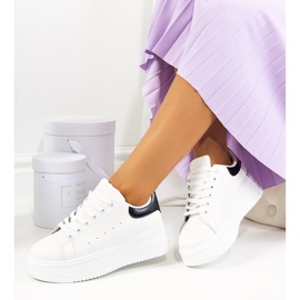 Tênis branco em uma plataforma alta Lelica 2