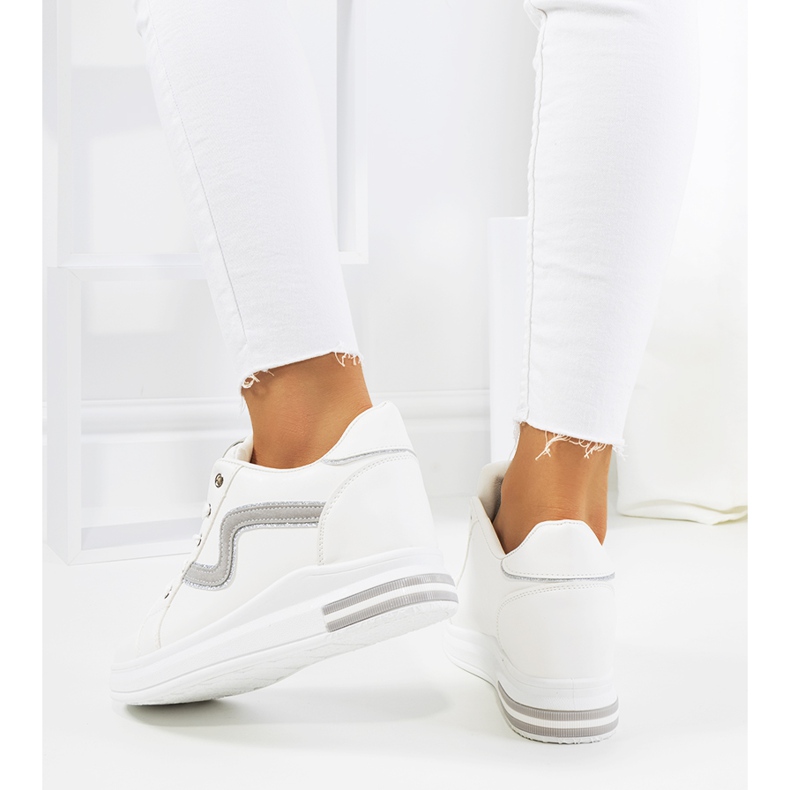 Tênis branco na cunha da Piazza 1