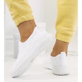 Os tênis brancos de Abby 1