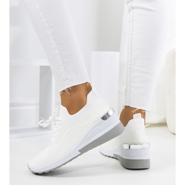 Tênis branco na cunha Sabelia 1