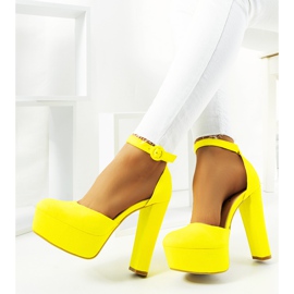 Bombas de neon amarelo no posto Valby 1