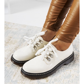 Sapatos lacados brancos por Kristina 1