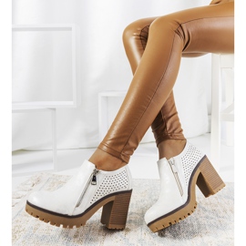 Sapatos de prata no posto de Noemi branco 1 Sapatos de prata no posto de Noemi branco 1