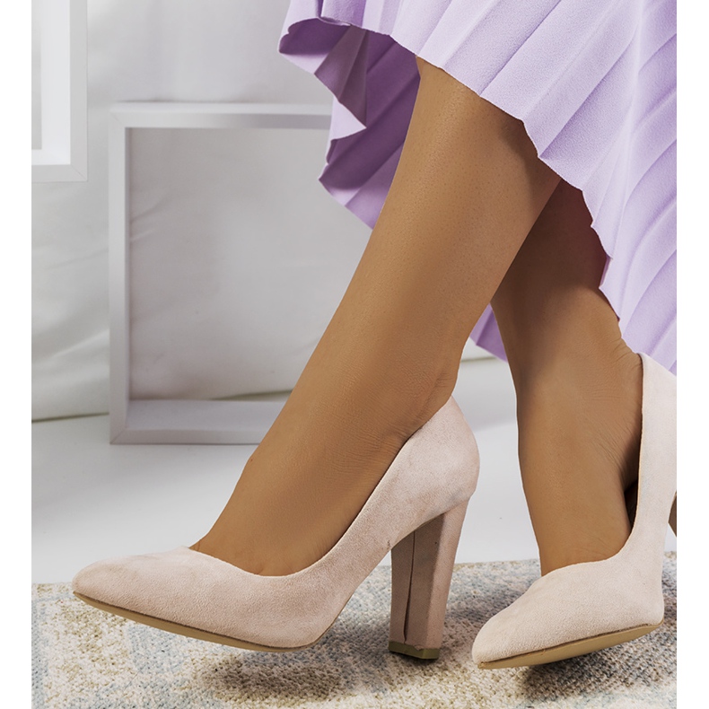 Bombas bege no posto Ortiz cinza 1