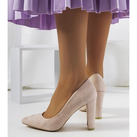 Bombas bege no posto Ortiz cinza 2