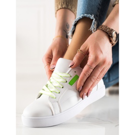 TRENDI Tênis clássico com cadarço branco 1 TRENDI Tênis clássico com cadarço branco 1