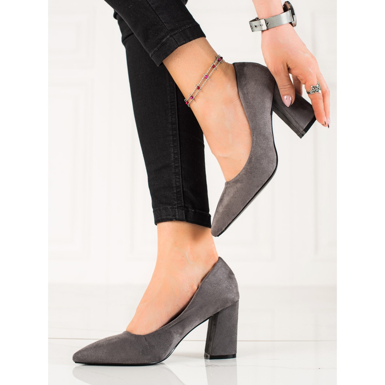 Bestelle Bombas de camurça em um pilar cinza 1