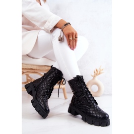 PG2 Botas maureen pretas acolchoadas em um poste preto 1 PG2 Botas maureen pretas acolchoadas em um poste preto 1