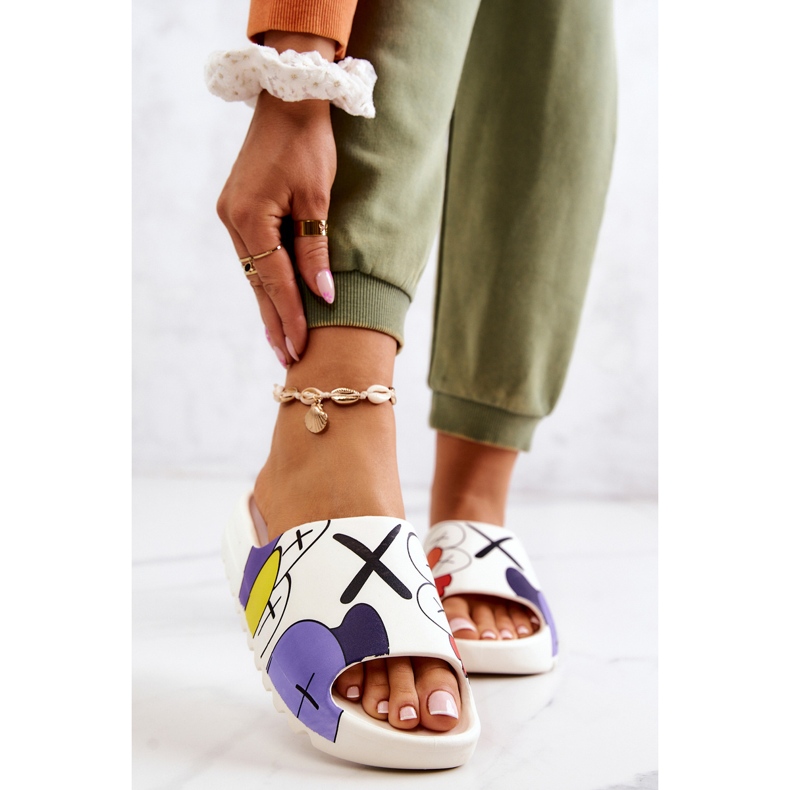 Chinelos de borracha com estampa de monstros brancos 1