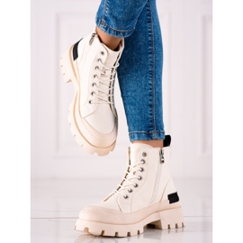 Caçadores na plataforma de S. Barski bege 1