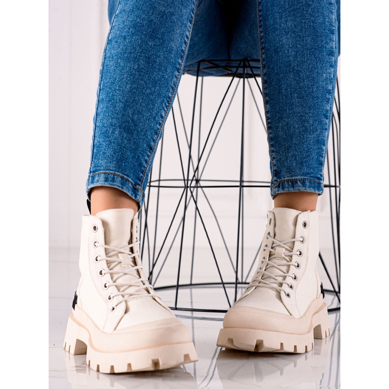 Caçadores na plataforma de S. Barski bege 2