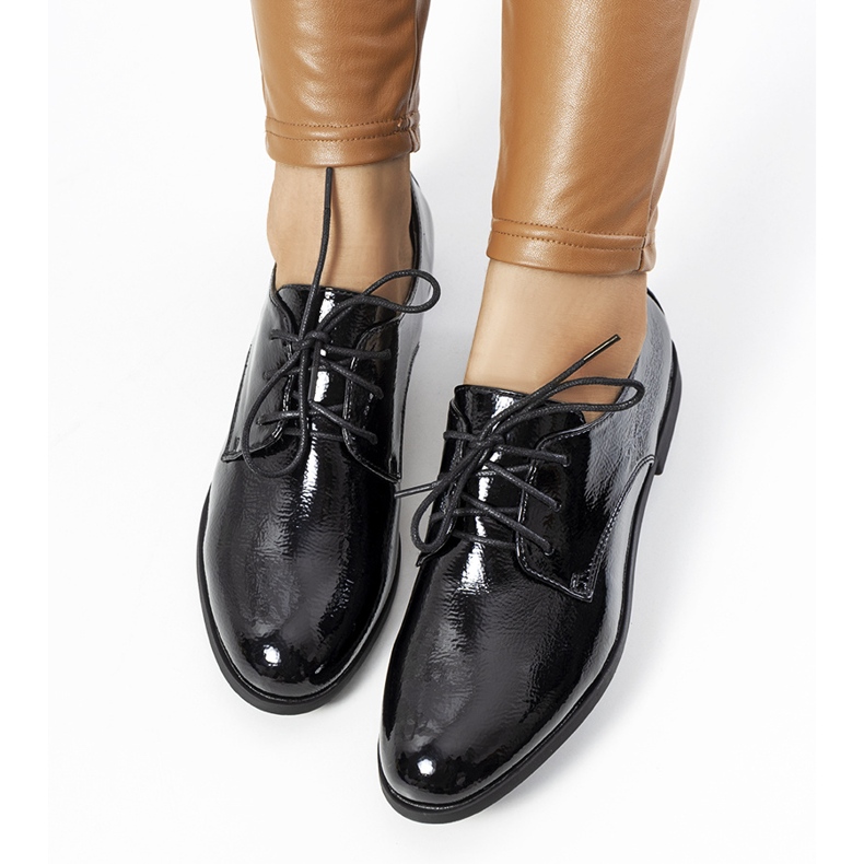 Sapatos femininos lacados a preto Gardi 1