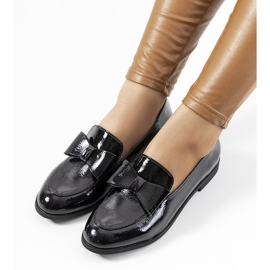 Sapatos femininos lacados e pretos Flora 1