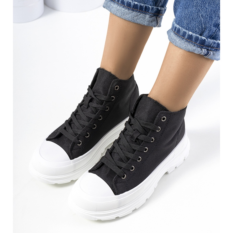 Tênis preto de cano alto na plataforma Boyes 1