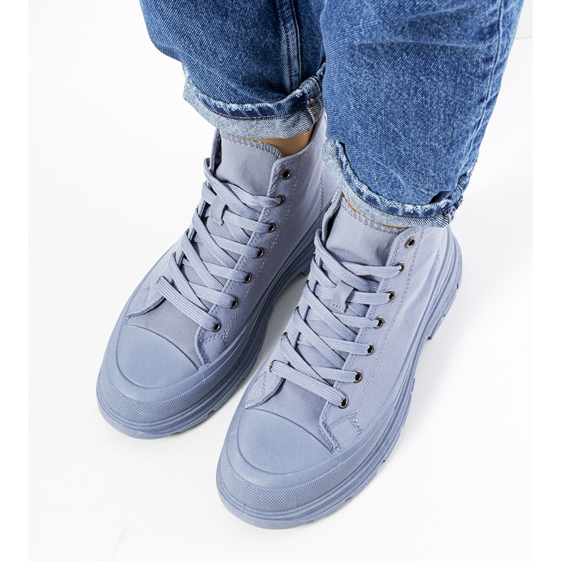 Tênis azul cano alto na plataforma Boyes 1