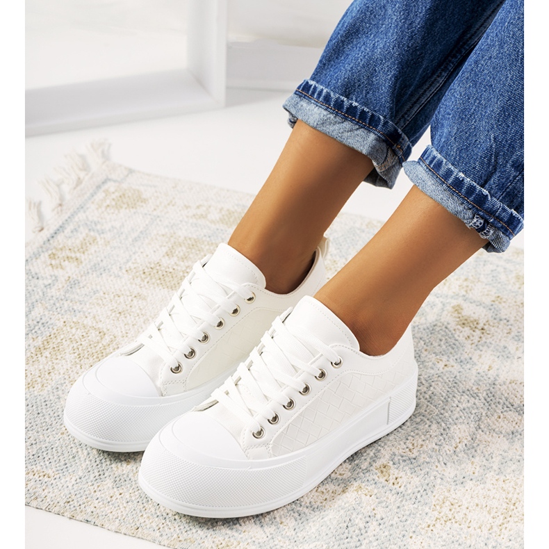 Tênis branco em uma sola grossa Luther 1