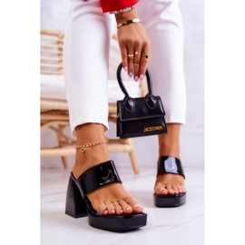 FM1 Chinelos pretos envernizados de Seattle em um bar 1