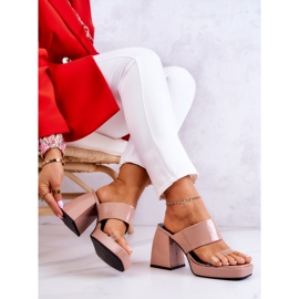 FM1 Chinelos envernizados em um bar bege escuro de Seattle 2