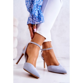 FB2 Saltos de camurça em uma fivela em Kharen Blue azul 2