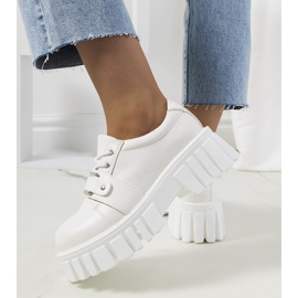 Sapatos brancos em uma sola de trator de Sallie 1