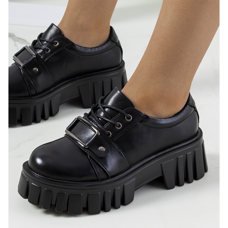 Sapatos pretos em uma sola de trator de Sallie 2