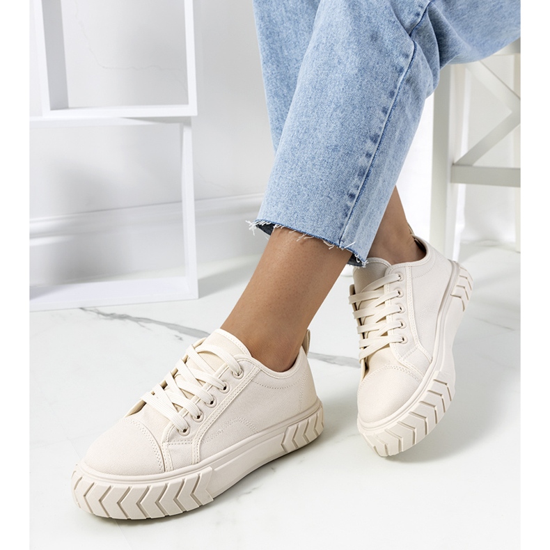 Tênis bege na plataforma Clarence 1