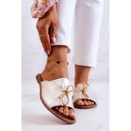 Chinelos femininos de couro Nicole 2659/004 branco e dourado 1