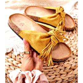 Chinelos amarelos com sola de cortiça e franjas 1