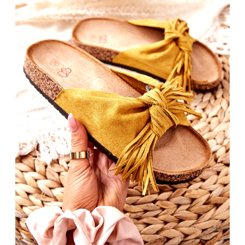 Chinelos amarelos com sola de cortiça e franjas 1