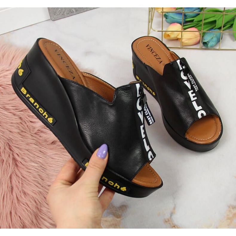 Chinelos de cunha pretos com inscrições Vinceza W JAN109 1 Chinelos de cunha pretos com inscrições Vinceza W JAN109 1