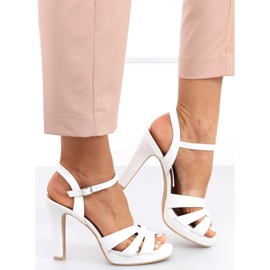 Camara Sandália branca de salto alto branco 2